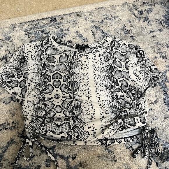 NWOT reptile patterned crop top!!💚🦎🐊 - Picture 3 of 6